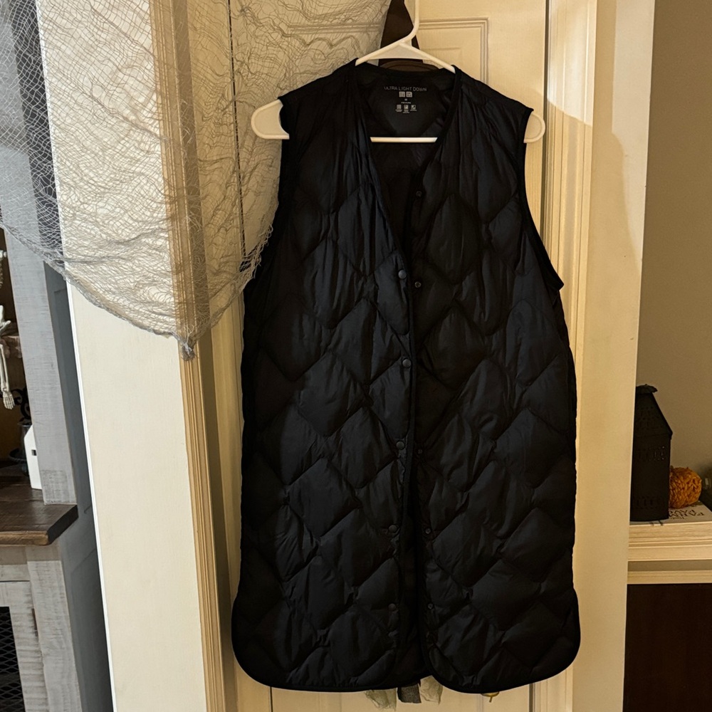 Women’s Uniqlo long thin puffer vest size xs